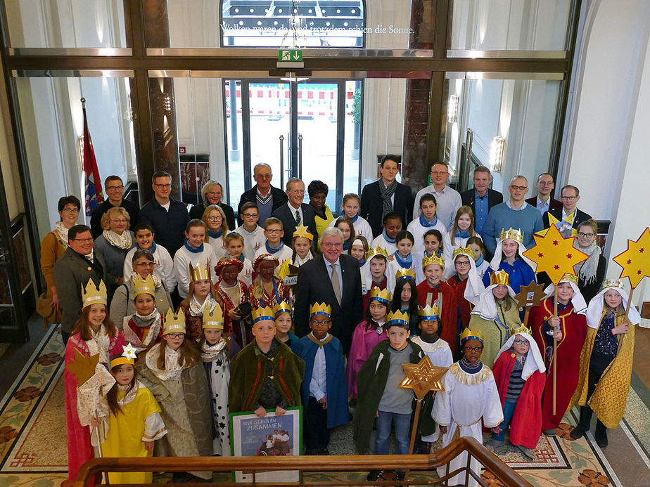 Naumburger Sternsinger zu Besuch beim Hessischen Ministerpräsidenten Volker Bouffier (Foto: Karl-Franz Thiede)